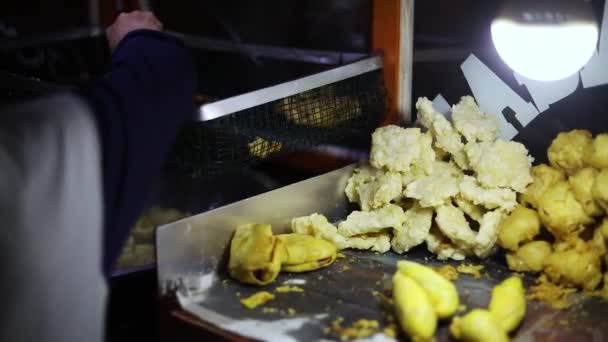 Foto Vendedor Ambulante Cocinando Vendiendo Comida Indonesia Frita Las Calles — Vídeos de Stock