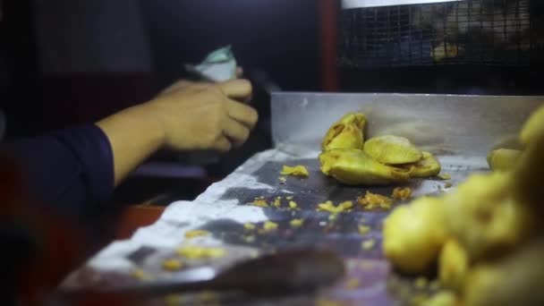 ジャカルタの路上で彼らの深い揚げインドネシア料理を調理し 販売している屋台のショット — ストック動画