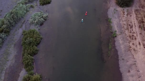 Mosca Aérea Sobre Kayakers Vidro Como Rio Com Reflexo Espelho — Vídeo de Stock