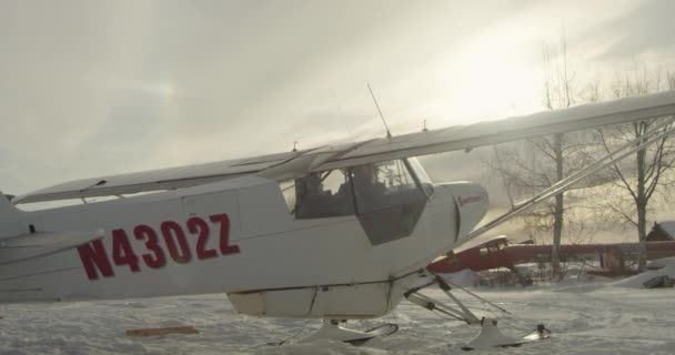 小さな飛行機が氷と雪の中で離陸する — ストック動画
