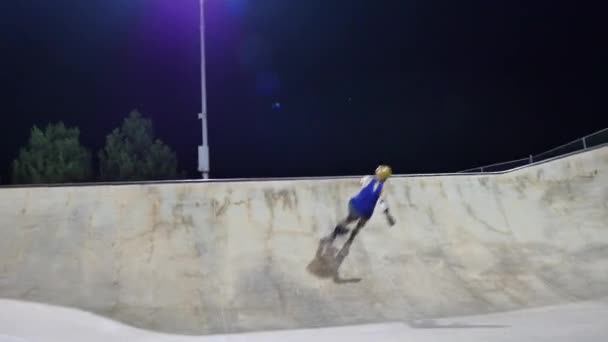 Patineur Quad Fait Drop Assis Dans Bol Patine Avant Arrière — Video