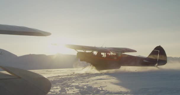 Αεροπλάνο Βαθύ Χιόνι Απογειώνεται — Αρχείο Βίντεο
