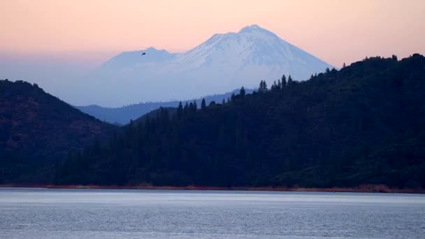 Uitzicht Shasta Mountain Vanaf Lake Shasta Dam Reservoir Foto Genomen — Stockvideo