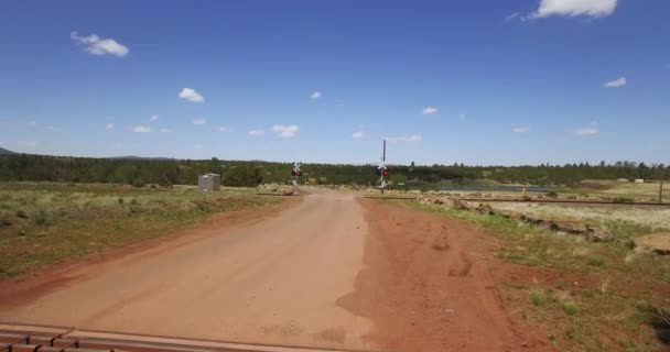 Een Antenne Van Vuil Weg Kruisen Spoor Waarschuwingslichten Knippert Rood — Stockvideo