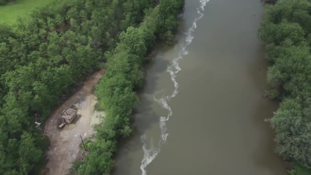 Dron Przelatuje Nad Rzeką Środkowo Zachodnich Stanach Zjednoczonych Końcu Odkrywa — Wideo stockowe