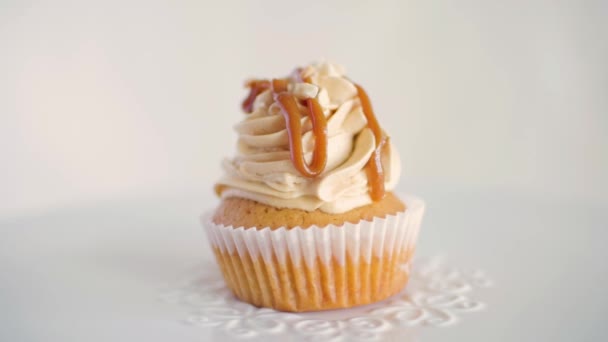 Satu Rasa Kacang Cupcake Berputar Perlahan Lahan Piring Putih Didekorasi — Stok Video