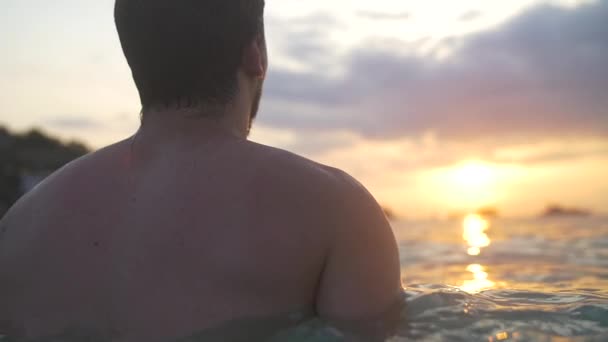 Człowiek Oceanie Zanurza Się Wodzie Wypływa Slow Motion Piękny Złoty — Wideo stockowe