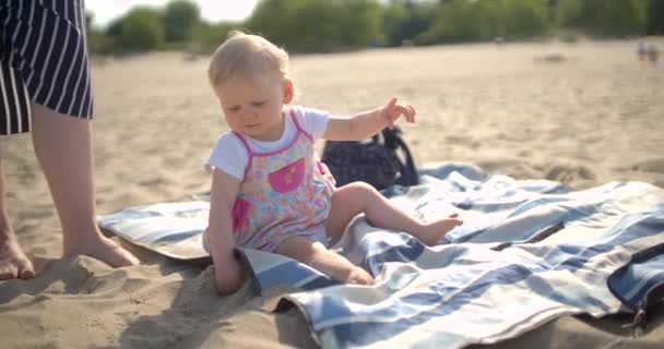 Sevimli Kız Sahilde Oynayıp Eğleniyor — Stok video