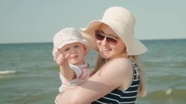 Gelukkige Familie Spelen Samen Het Strand — Stockvideo