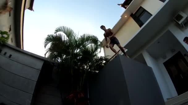 Lambat Motion Shot Seorang Pria Melompat Dari Balkon Dan Kolam — Stok Video