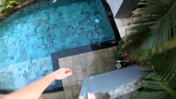 Slow Motion Pov Tiro Homem Pulando Uma Varanda Uma Piscina — Vídeo de Stock