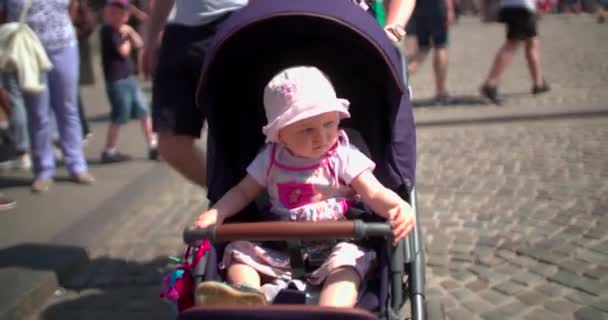 Babygirl Kinderwagen Zeitlupe — Stockvideo