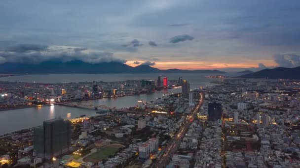 Hiper Lapso Sobre Paisaje Urbano Anochecer Luces Ciudad Tráfico Caótico — Vídeos de Stock