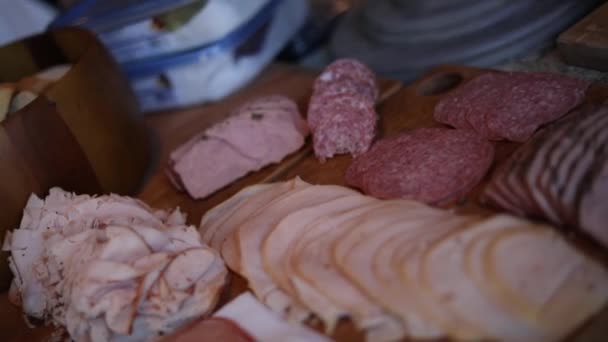 Langsam Über Einen Teller Mit Verschiedenen Fleischsorten Wie Truthahn Schinken — Stockvideo