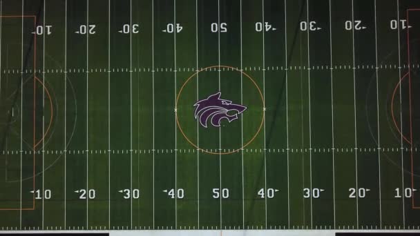 Дрони Постріл Над Порожнім Футбольним Полем Середньої Школи Доріжкою Навколо — стокове відео