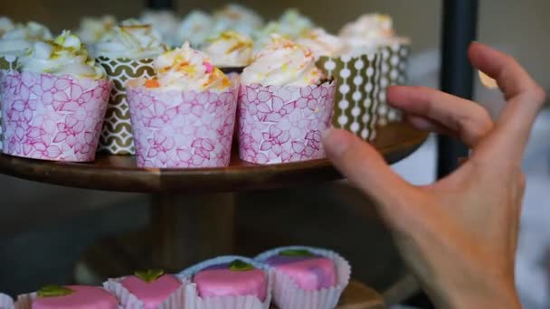 Shot Someone Picking Beautifully Decorated Cupcake Platter More Cupcakes Other — Stock Video