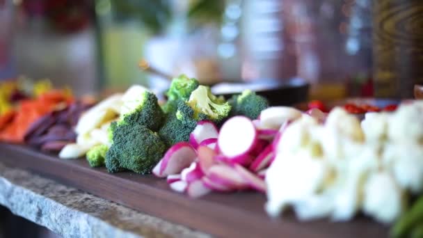 Uma Lenta Panning Shot Sobre Uma Bandeja Vegetais Incluindo Brócolis — Vídeo de Stock