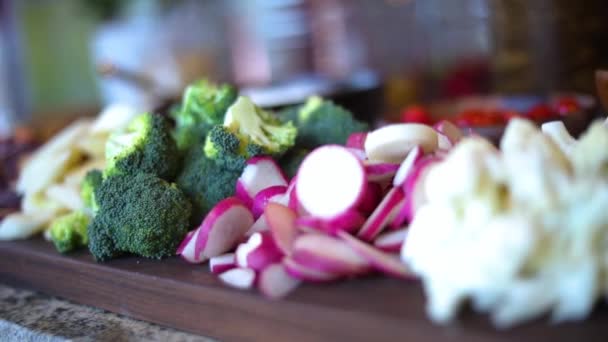 Lento Panning Shot Sobre Plato Verduras Incluyendo Brócoli Coliflor Champiñones — Vídeos de Stock