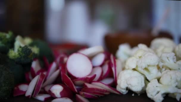 Повільний Постріл Тарілці Овочів Включаючи Брокколі Цвітну Капусту Гриби Моркву — стокове відео