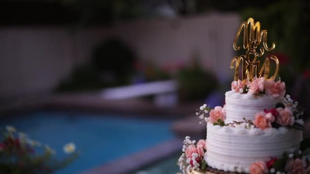 Tiro Liso Bolo Casamento Belamente Decorado Uma Bandeja Extravagante Uma — Vídeo de Stock