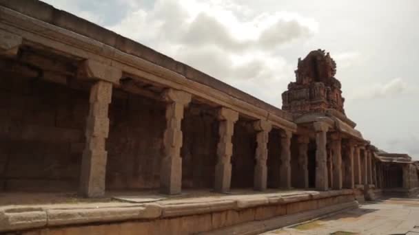 毁坏的圣殿建筑与汉皮的Gopura和Mandapa — 图库视频影像