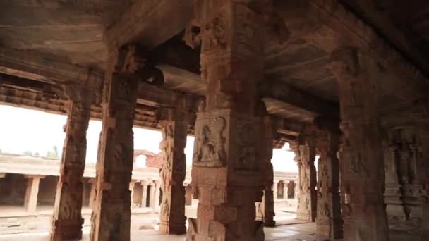 Vista Panorámica Pilares Roca Techo Con Arquitectura Dentro Del Templo — Vídeos de Stock