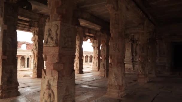 Pan View Van Rock Pilaren Met Architectuur Shri Krishna Tempel — Stockvideo