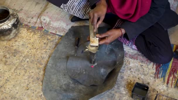 Медленный Выстрел Туарегов Рубивших Дерево Традиционным Способом Алжире — стоковое видео