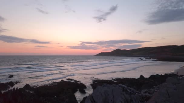 Ondas Batendo Contra Uma Praia Areia Crepúsculo Durante Verão Câmera — Vídeo de Stock