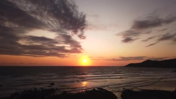 地平線を横断する貨物船で海に沈む太陽の日没の動きの遅れと露出のランピング — ストック動画