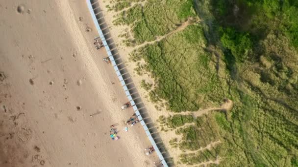 Vuelo Aéreo Cabañas Playa Una Playa Arena Atardecer — Vídeos de Stock