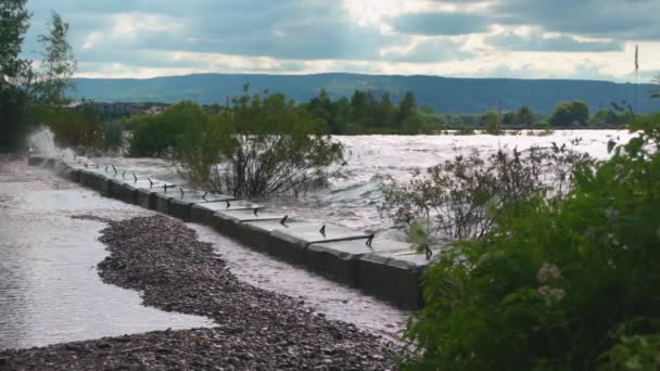 Grandes Olas Chocan Contra Baluarte Cámara Lenta — Vídeos de Stock