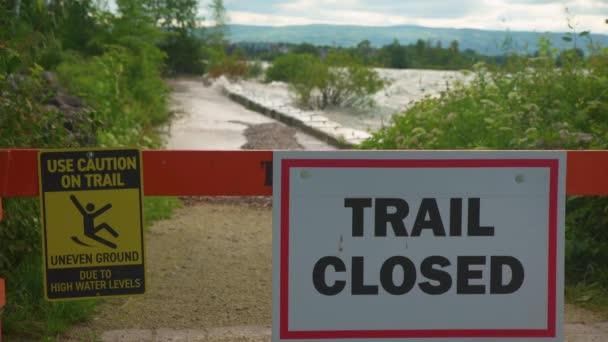 Zblízka Znamení Nápisem Trail Closed Jak Vlny Narážejí Zábradlí Cestě — Stock video