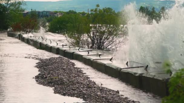 Ondas Agressivamente Batendo Contra Pequeno Baluarte Sobre Caminho Devido Aos — Vídeo de Stock