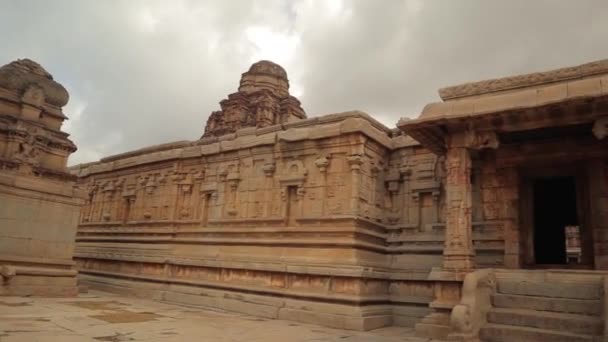 Hindistan Hampi Şehrinde Yıkılmış Sri Krishna Tapınağı Taş Mimarisinin Pan — Stok video
