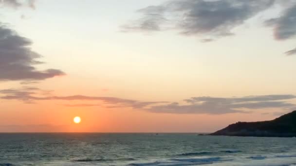 日落时分夕阳西下 一艘货船在海面上穿越地平线 — 图库视频影像