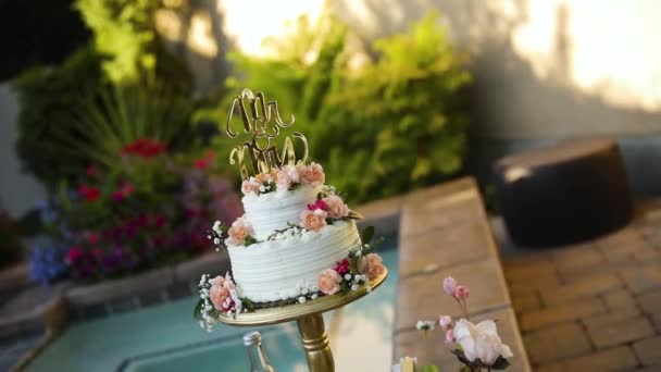Tournage Gâteau Mariage Floral Magnifiquement Décoré Assis Sur Piédestal Juste — Video