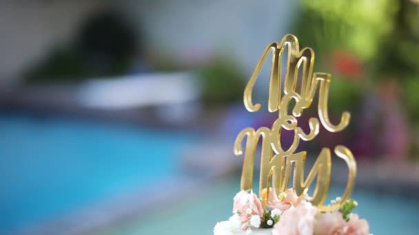 Знімок Красиво Прикрашеного Квіткового Весільного Торту Сидить Єдесталі Поруч Басейном — стокове відео