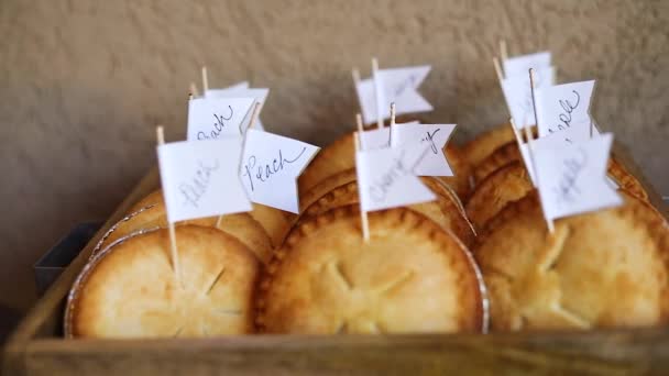 미니어처 파이들이 상자의 라벨이 맛에는 복숭아 파이가 있습니다 결혼식에서 파이를 — 비디오