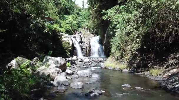 Drone Strzał Lecący Kierunku Jednego Wodospadów Alingaling Bali Indonezja Podczas — Wideo stockowe