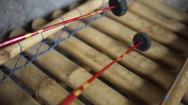 Повільне Рукостискання Когось Хто Грає Індонезійського Xylophone Цей Інструмент Був — стокове відео