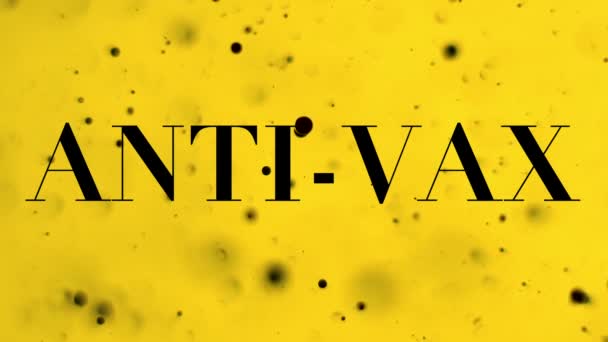 Anit Vax Texto Sobre Misteriosas Bolhas Pretas Flutuando Líquido Amarelo — Vídeo de Stock