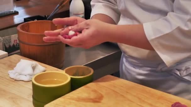 Cozinha Japonesa Chef Que Corta Filé Atum Para Produção Sushi — Vídeo de Stock