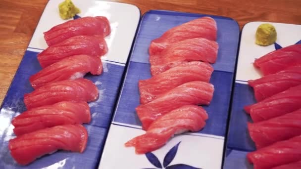 Japonská Kuchyně Sushi Filé Tuňáka Talíři — Stock video