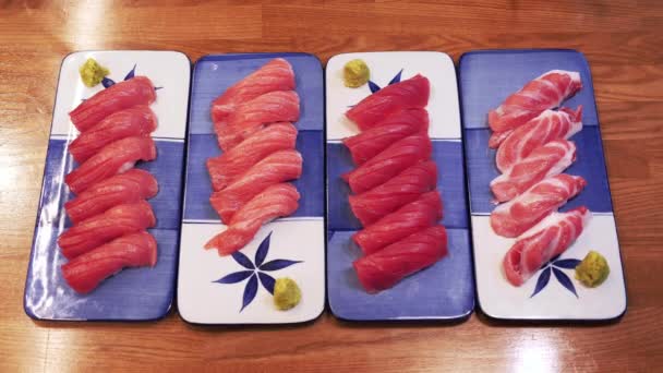 Masakan Jepang Sebuah Tuna Fillet Sushi Piring — Stok Video