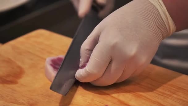 日本料理 厨师切金枪鱼片做寿司 — 图库视频影像