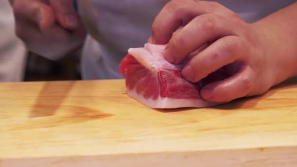 Cozinha Japonesa Chef Que Corta Filé Atum Para Produção Sushi — Vídeo de Stock