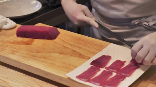 Japansk Mat Kock Som Skär Tonfiskfilé För Sushiproduktion — Stockvideo