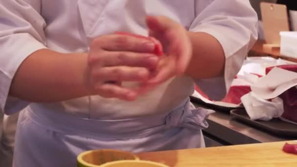 Cozinha Japonesa Chef Que Corta Filé Atum Para Produção Sushi — Vídeo de Stock