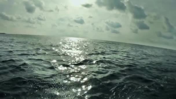 Duiken Oceaan Vanaf Een Boot Vooraanzicht — Stockvideo